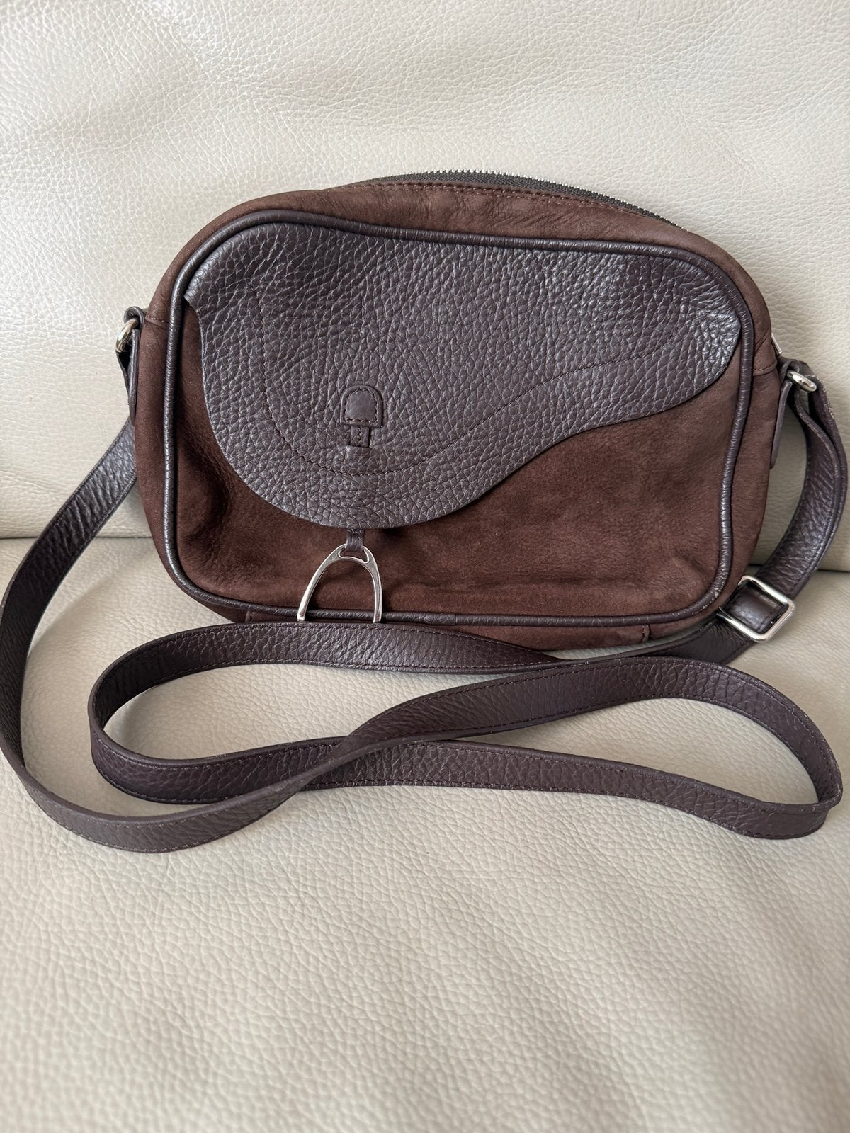 Sac bandoulière brun Renouard, Bijoux, Sacs & Beauté, Autres marques, Cuir, Enlèvement ou Envoi, Brun