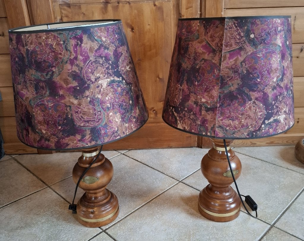 Deux anciennes lampes abat- jour avec pied en bois massif., Lampe de table, Rond, Bois, Brun