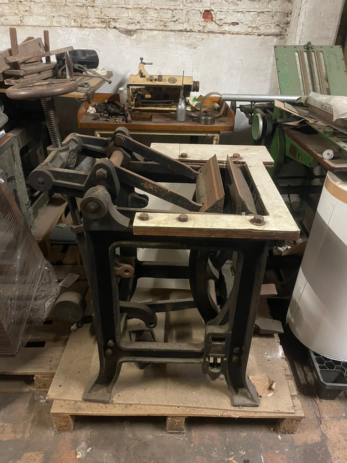 Presse de reliure polyvalente en fonte Krause, Antiquités & Art, Antiquités | Machines à coudre, Enlèvement ou Envoi