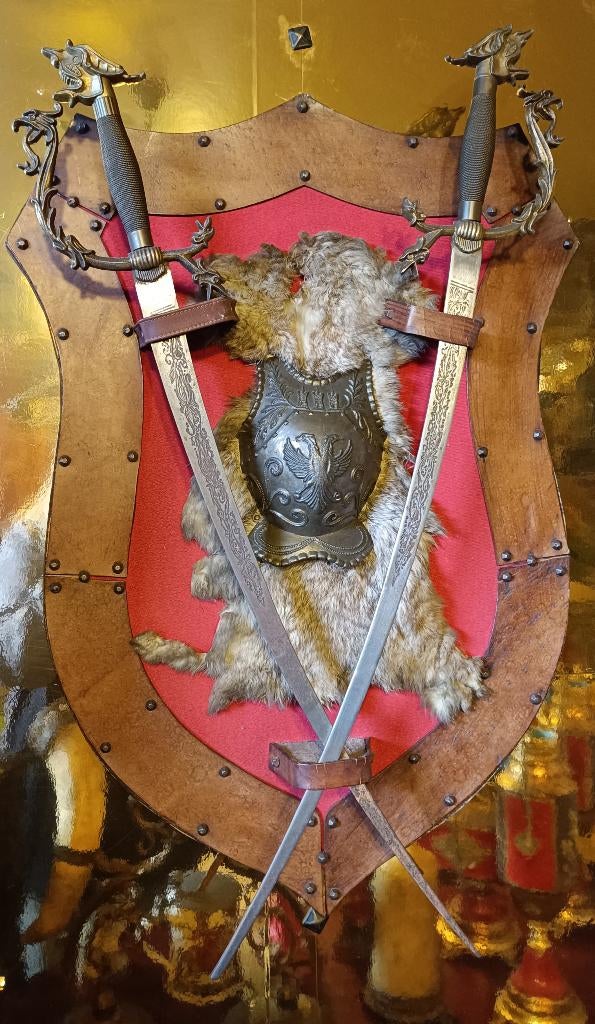 Wapenschild met twee zwaarden en pels te koop., Verzamelen, Militaria | Algemeen, Ophalen of Verzenden, Zwaard of Sabel