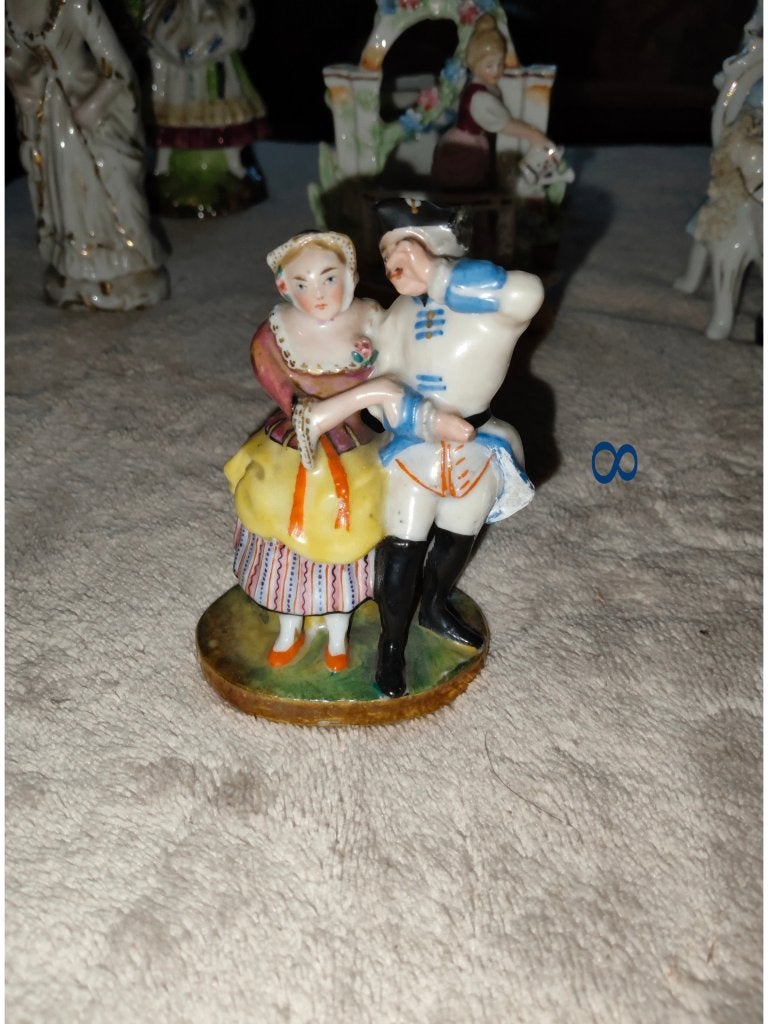 Eeuwenoud porseleinen beeldje dansers Menuet Saksische stijl, Antiek en Kunst, Ophalen of Verzenden