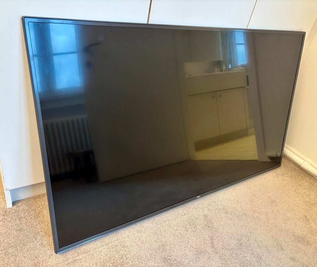 LG 55” LED-tv 139 cm + professionele muurbeugel, Ophalen of Verzenden, Zo goed als nieuw