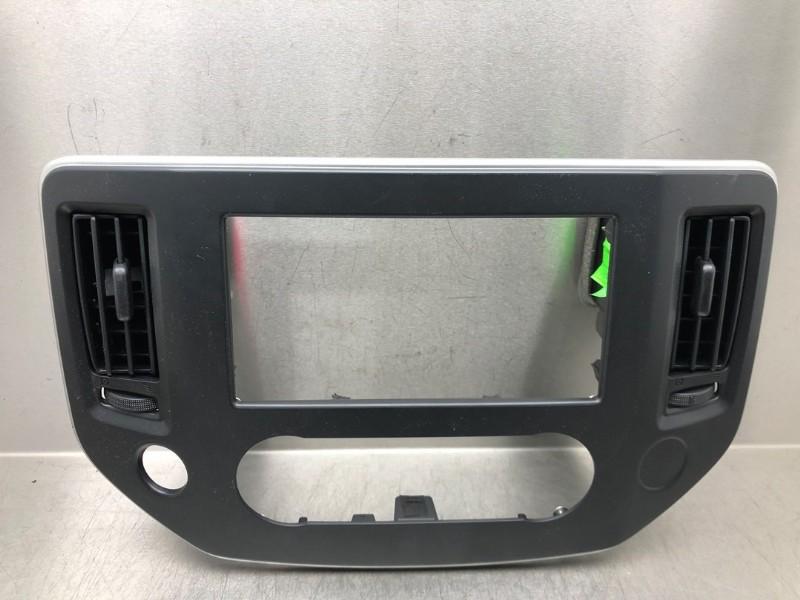 DIVERSEN Radio omlijsting NV 200 (M20M) (|682604FAOA|), Auto-onderdelen, Gebruikt, Nissan