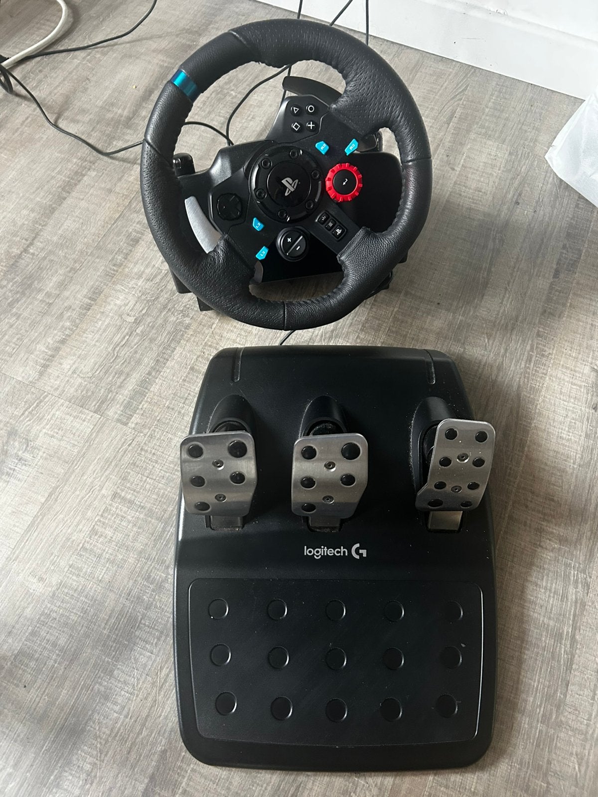 Volant Logitech G29 (PS5 / PS4 / PC)+Pédalier 3 Pédales, Enlèvement ou Envoi, Comme neuf