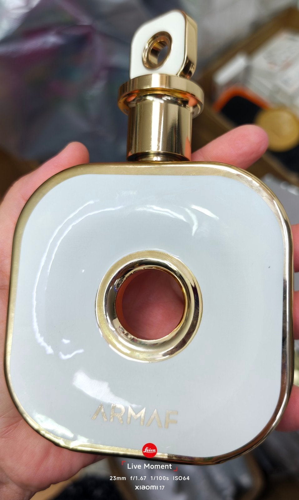 parfum femme, Enlèvement