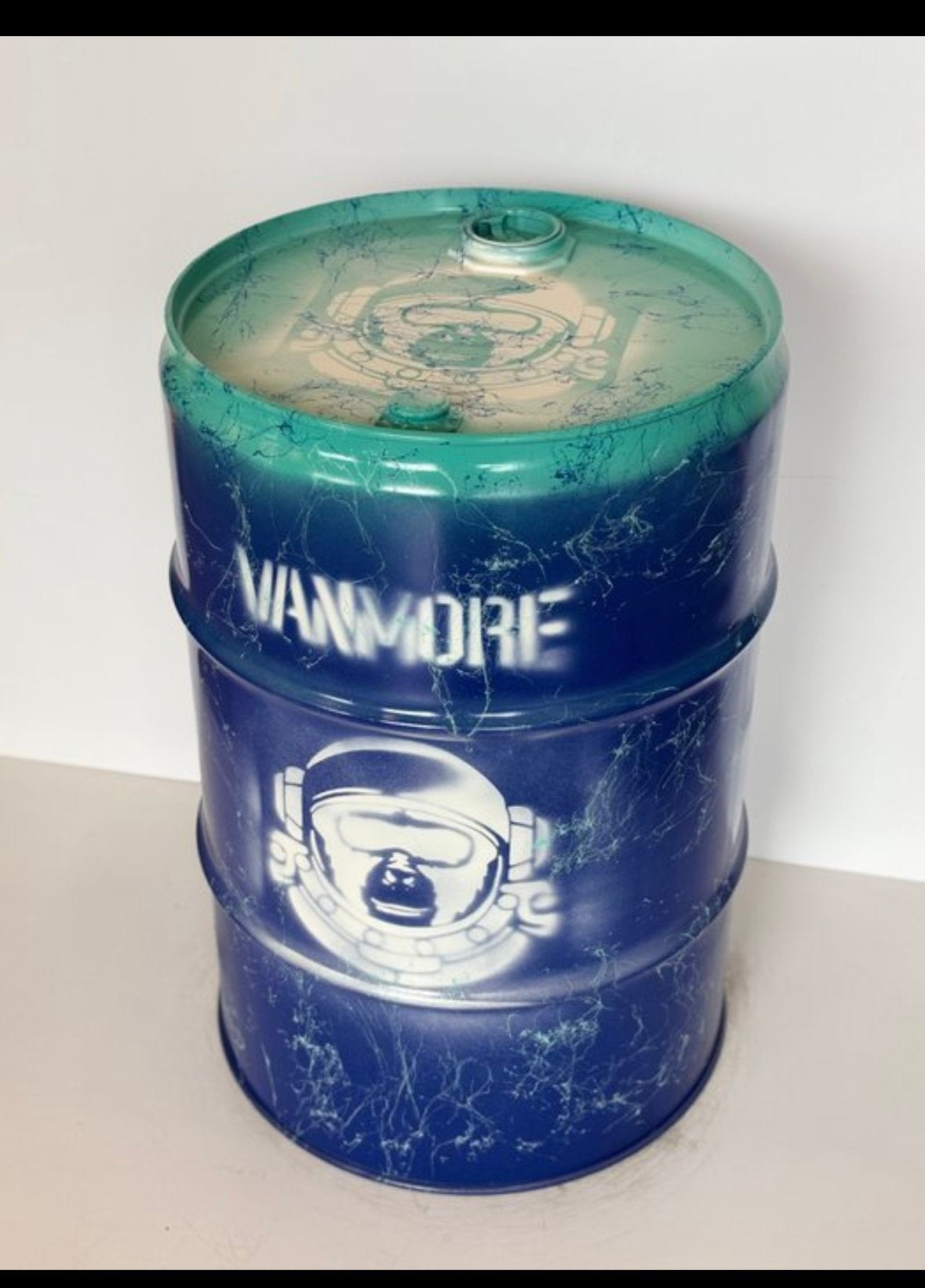 Rob VanMore - Barrel Space Monkey, Antiquités & Art, Art | Autres Art, Enlèvement ou Envoi