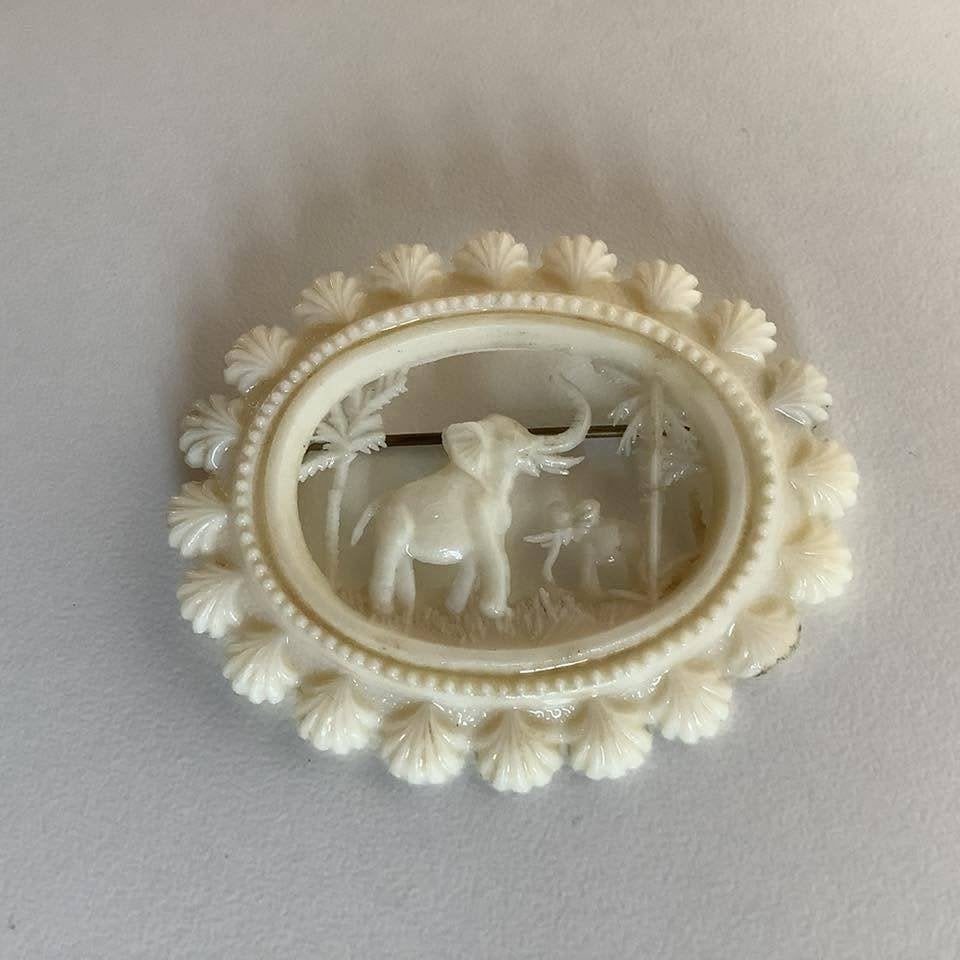 Vintage celluloid broche met olifant in jungle, Handtassen en Accessoires, Broches, Ophalen of Verzenden, Zo goed als nieuw, 4 tot 7 cm