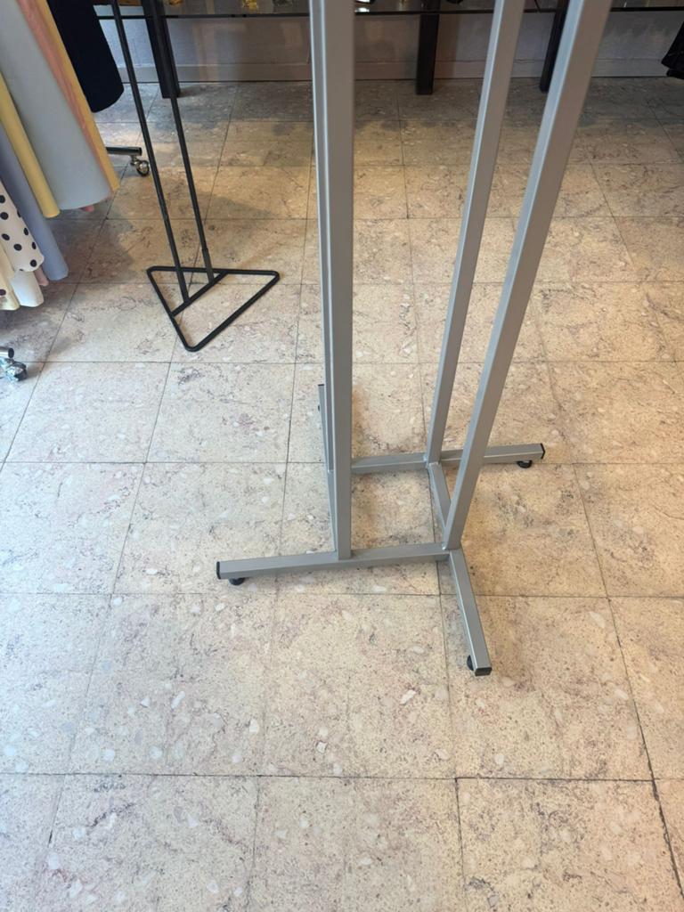 Kledingrek, Enlèvement, Comme neuf