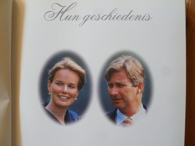 Boek over de geschiedenis Koning Filip en Koningin Mathilde, Ophalen of Verzenden, Zo goed als nieuw