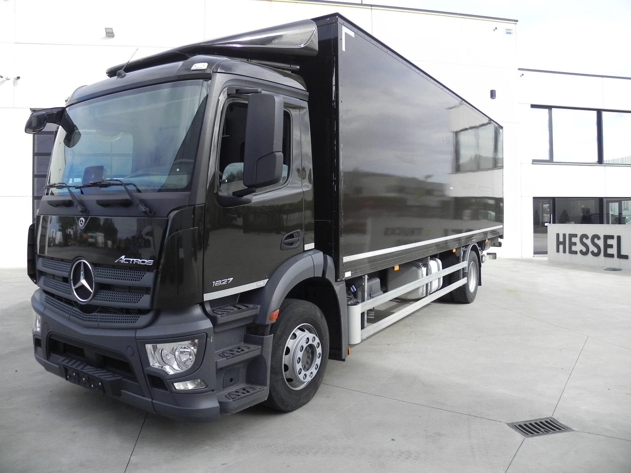 Mercedes-Benz Actros 1827 bakwagen met 3 ton laadklep en der, Auto's, Automaat, Euro 6, Bruin, Mercedes-Benz