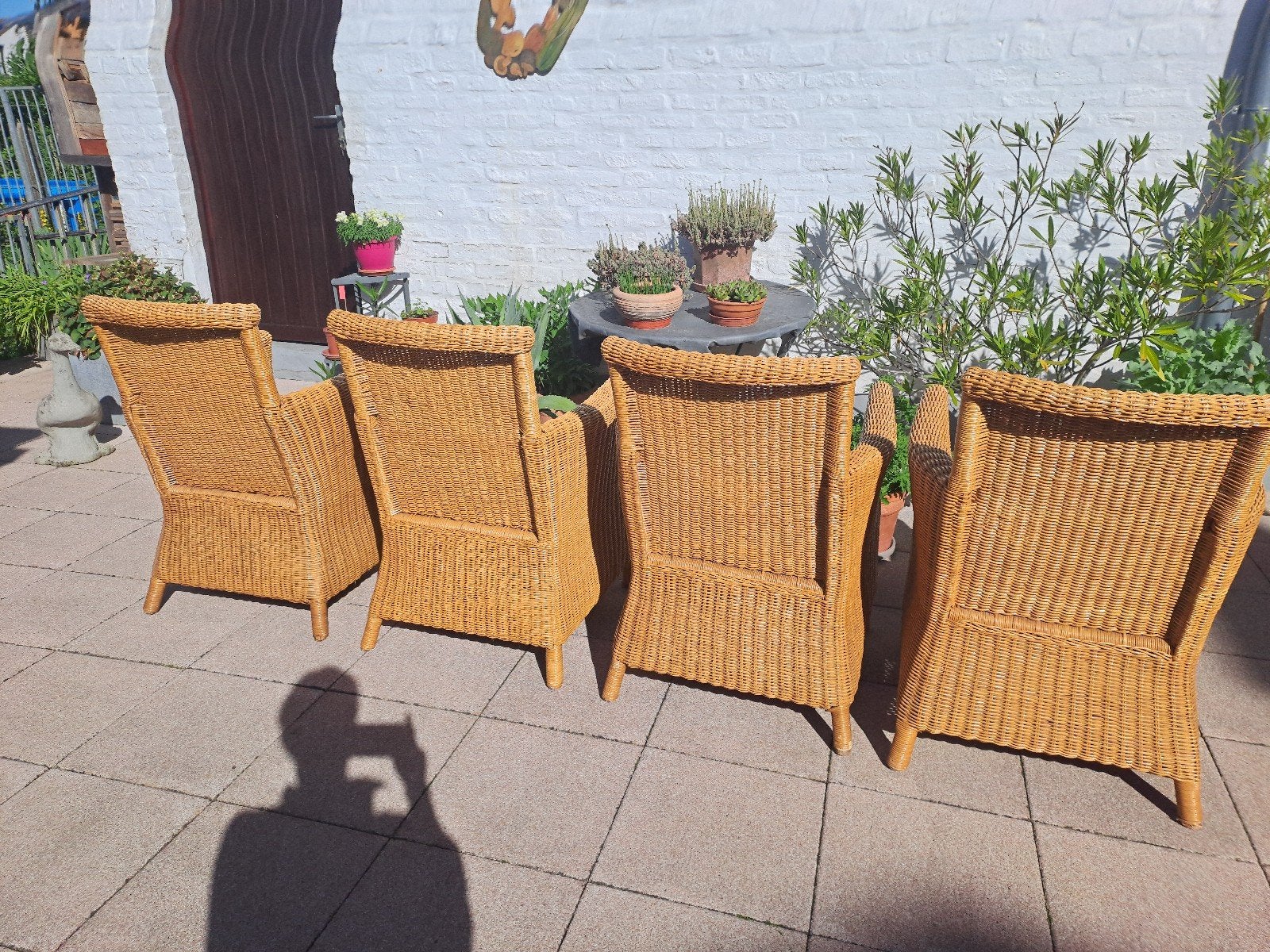 des fauteuils en osier, Enlèvement