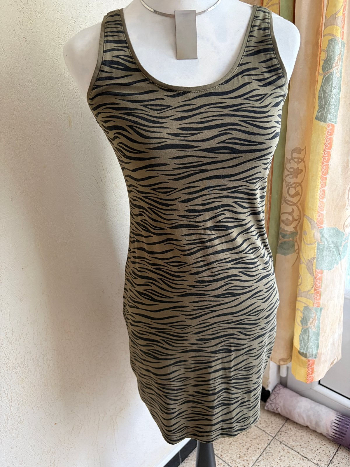 Kaki zebra-jurk — Zeeman — Maat 38 — 1€, Kleding | Dames, Jurken, Zo goed als nieuw, Zwart, Ophalen of Verzenden