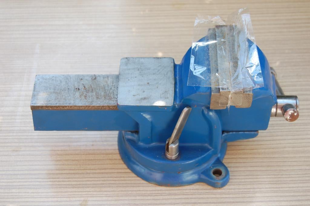 étau rotatif ouverture 10 cm jamais utilisé, Bricolage & Construction, Enlèvement