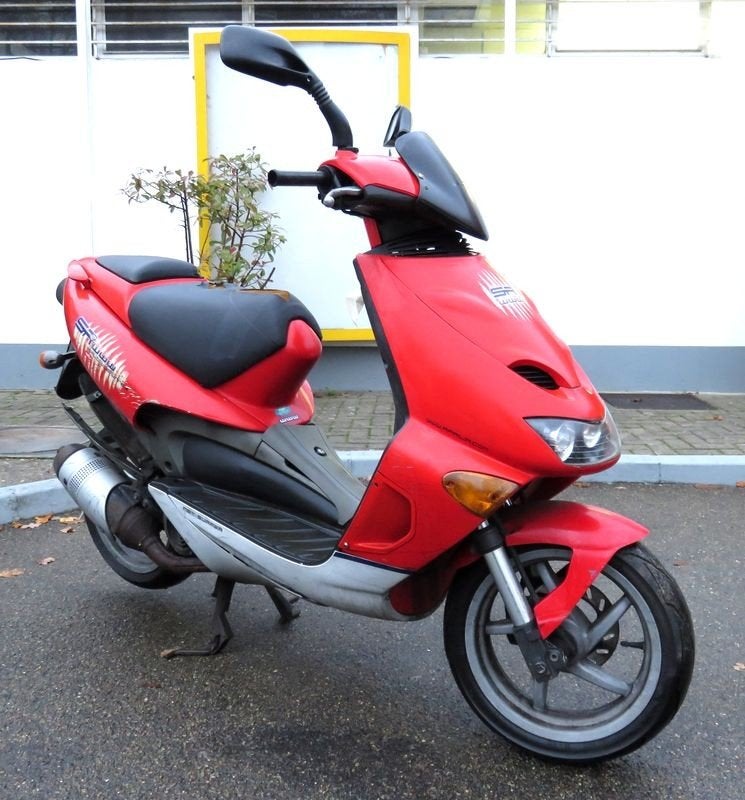 ik ben op zoek naar Aprilia sr50  lyco onderdelen, Verzenden