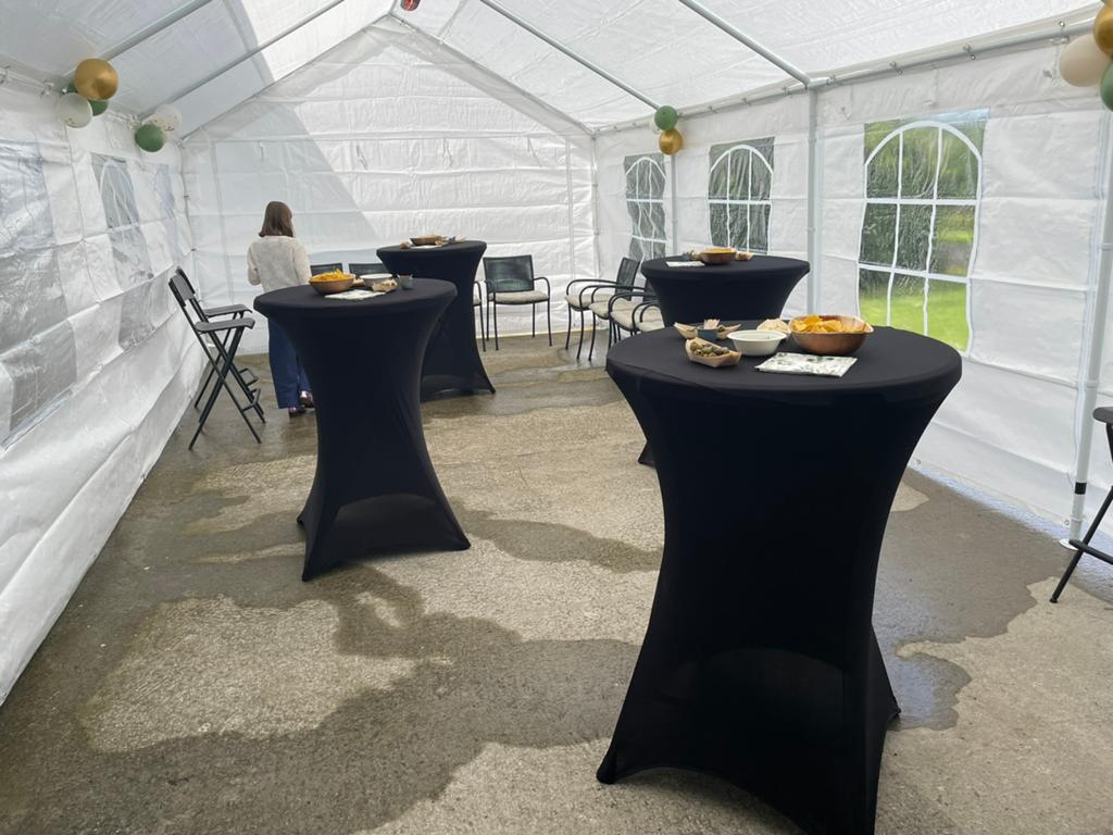 6 partytafels met 4 hoge klapstoelen, Ophalen, Zo goed als nieuw