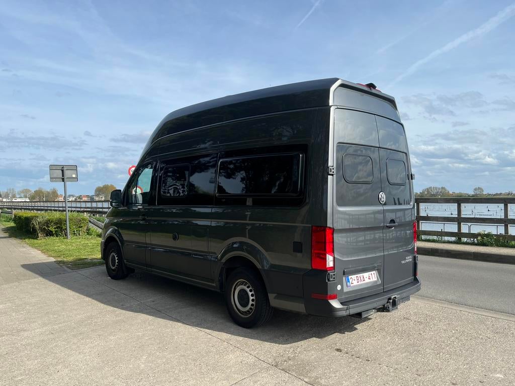 VW grand california 600 antraciet grijs bj.2021 met 25500km, Caravans en Kamperen, Automaat, Buscamper of Camperbus, Koelkast