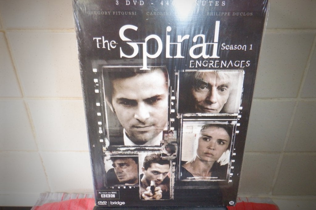 DVD Seizoen1 The Spiral.(3DVD'S) SEALED !, Vanaf 16 jaar, Verzenden, Nieuw in verpakking, Maffia en Misdaad