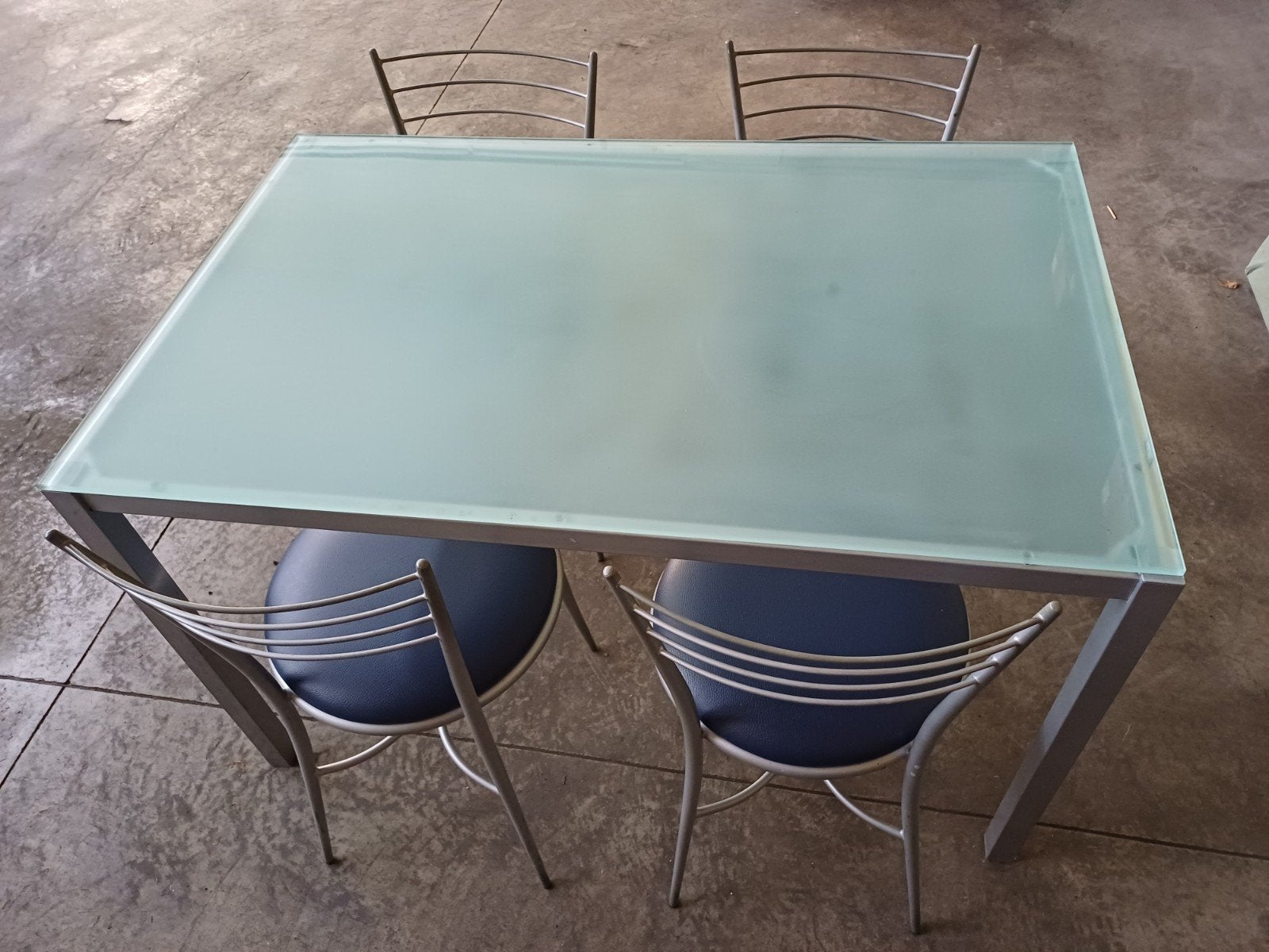 eettafel (+ 4 stoelen), rechthoekig alu-frame en glazen blad, Huis en Inrichting, Ophalen, 100 tot 150 cm, 50 tot 100 cm, Modern