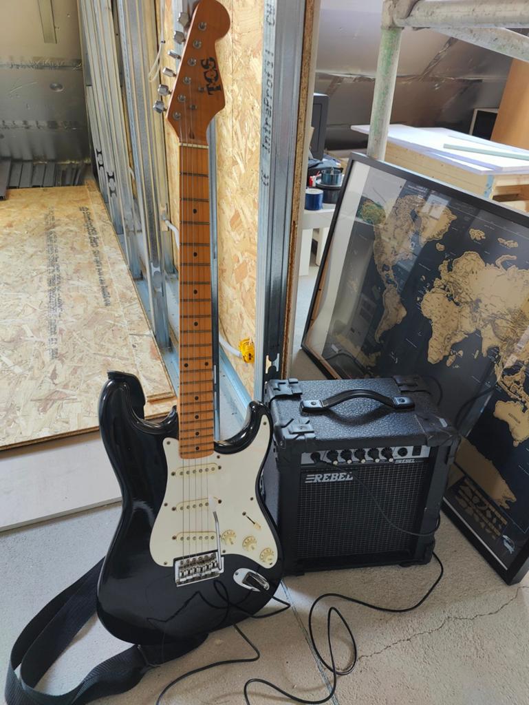 Elektrische gitaar met versterker, Muziek en Instrumenten, Snaarinstrumenten | Gitaren | Elektrisch, Ophalen, Zo goed als nieuw