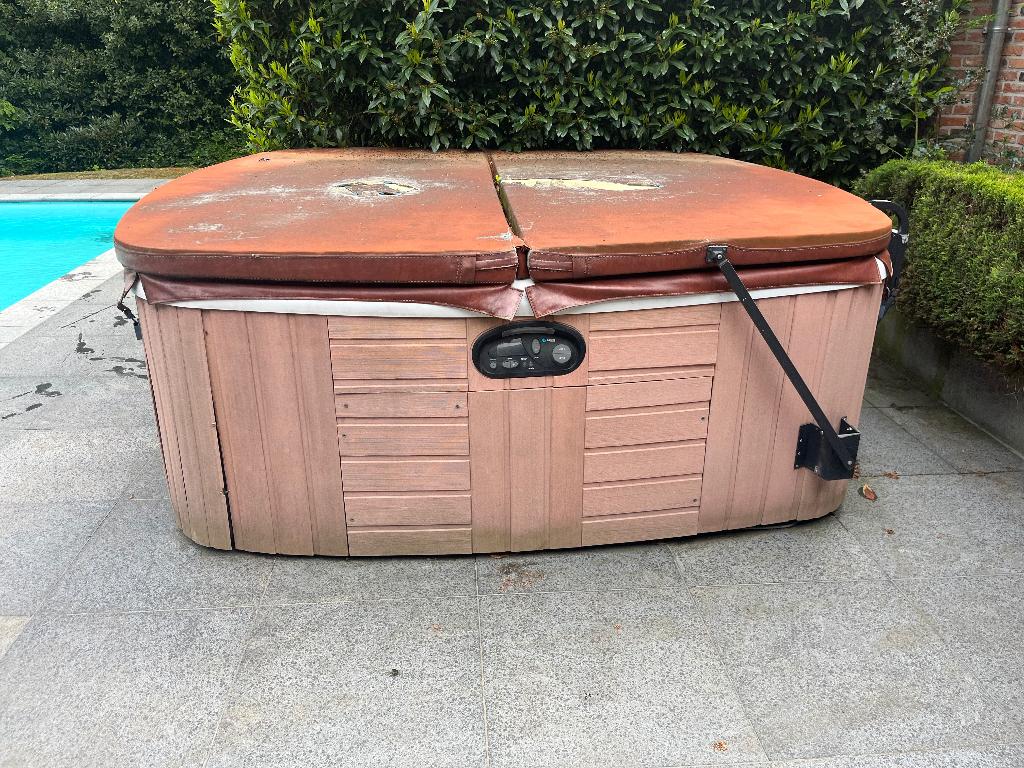 Gratis jacuzzi voor renovatie of onderdelen, Tuin en Terras, Ophalen, Gebruikt, Vast