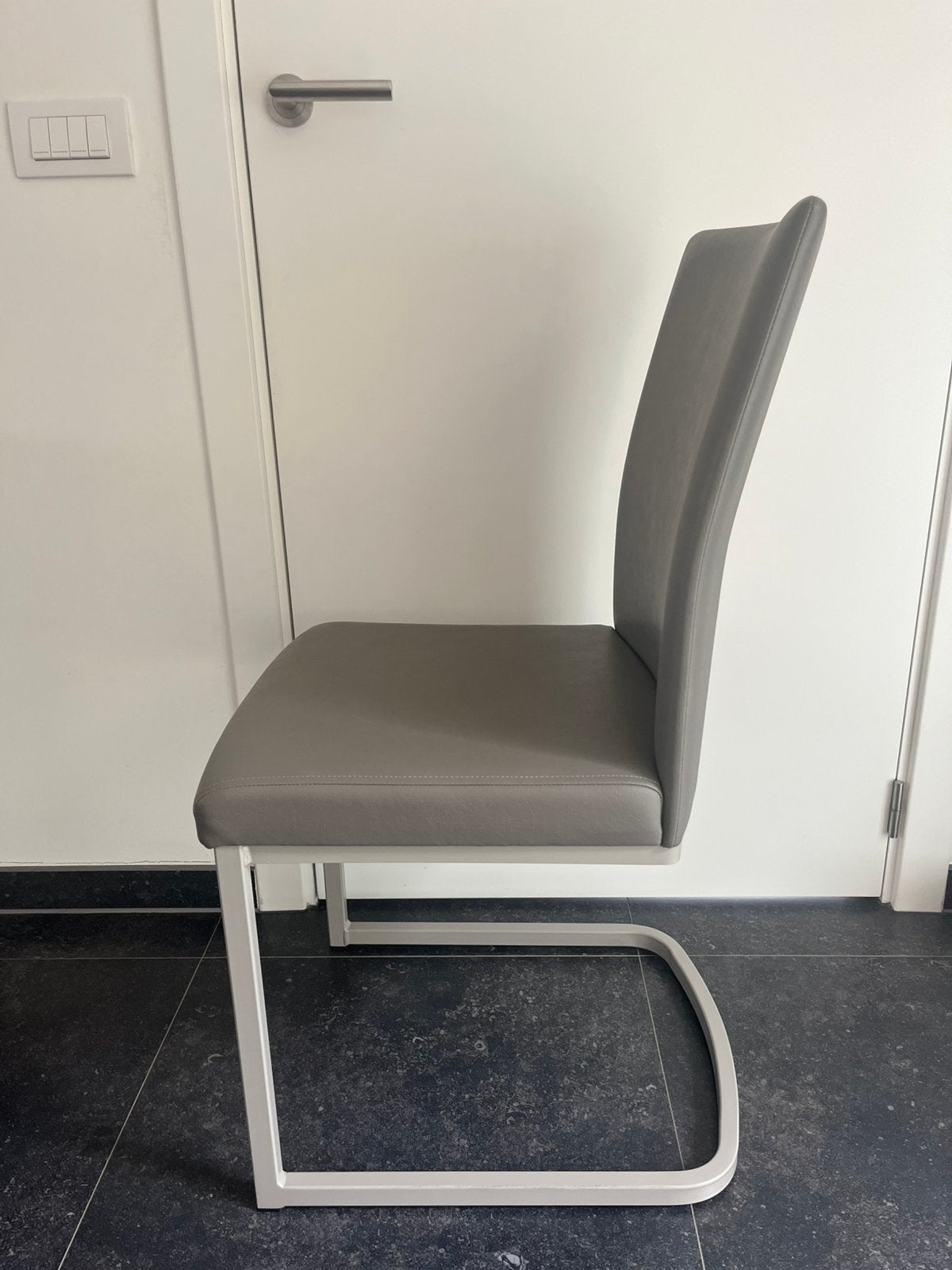 6 grijze lederen stoelen, Ophalen, Zo goed als nieuw