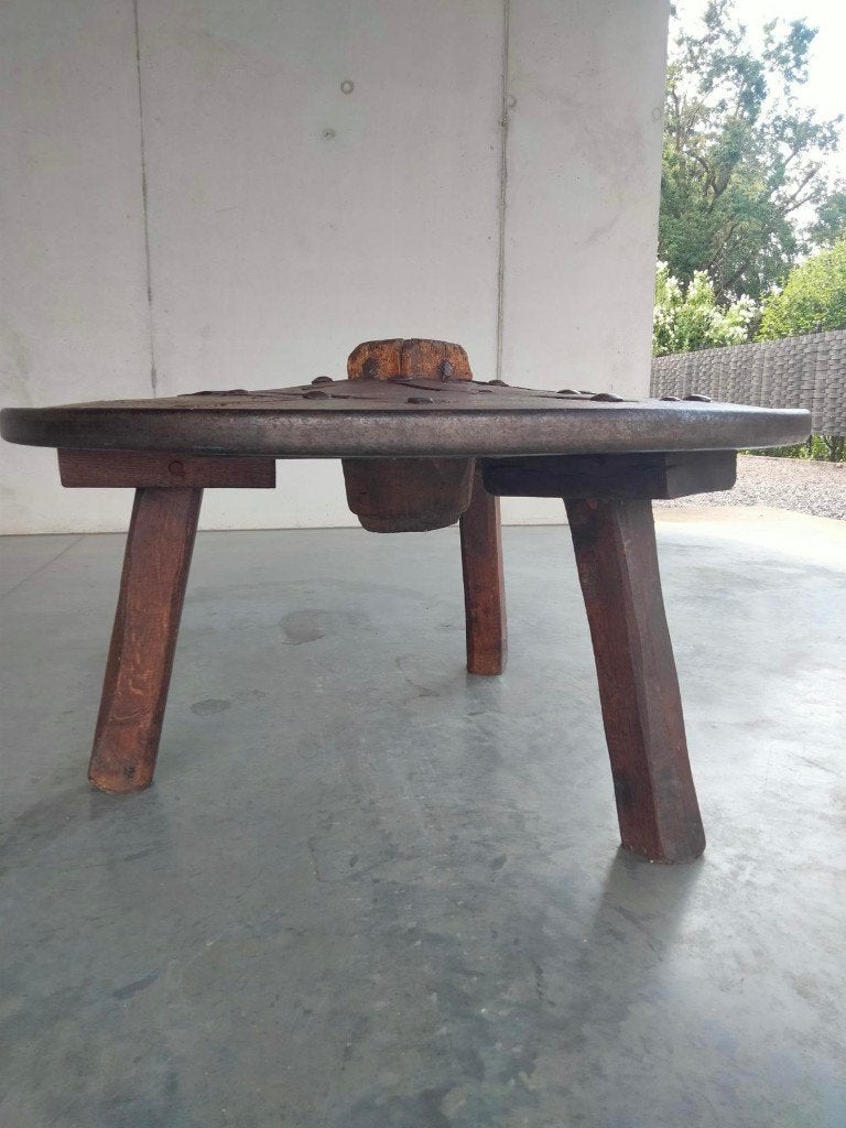 Vintage Brutalist design salontafel antiek wiel, Enlèvement, Utilisé