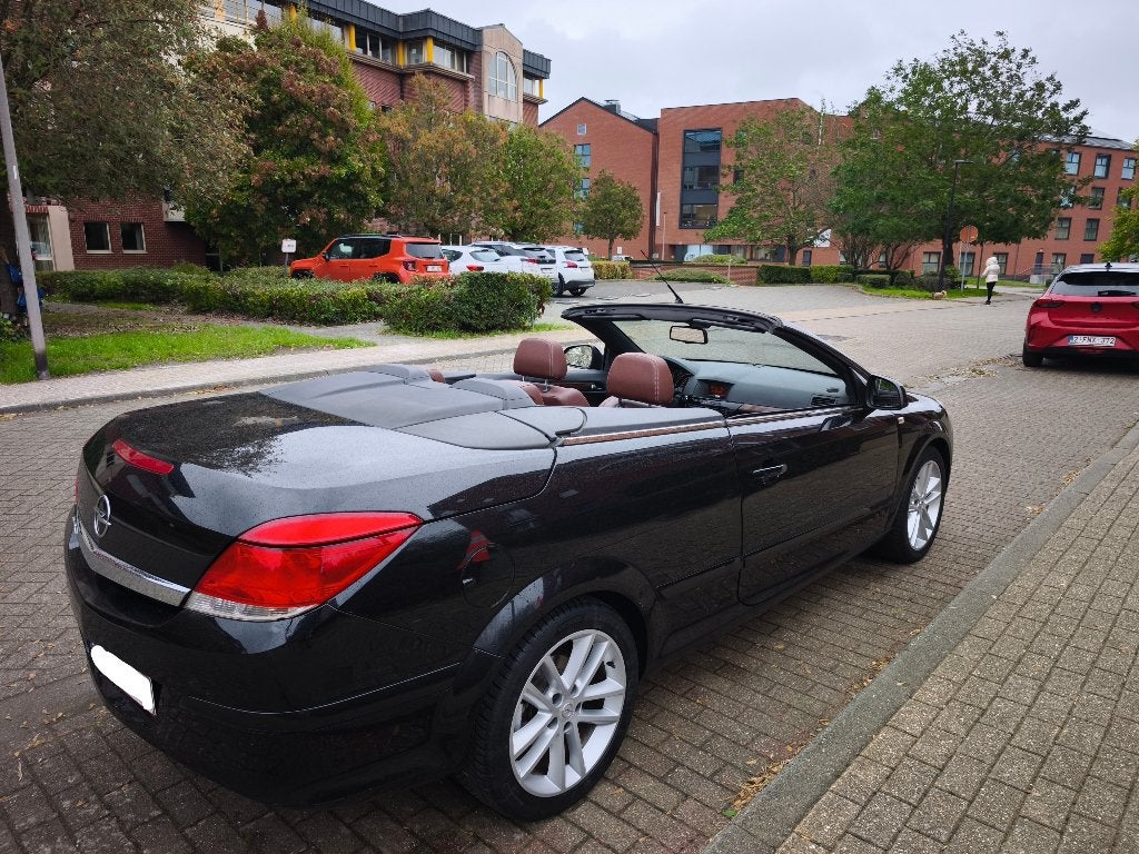 Opel Astra TwinTop Cabriolet 1.6i Cosmo  2011 49.500 km, Auto's, 4 cilinders, Cabriolet, 1600 cc, Zwart