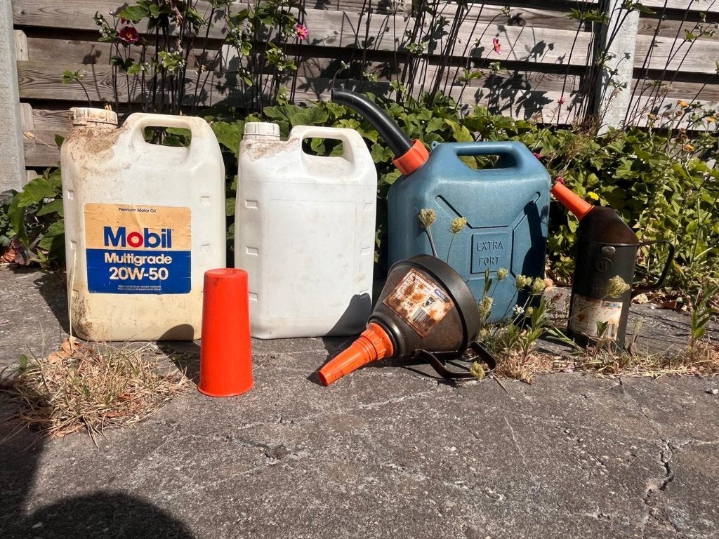 Brandstofjerrycans met trechter en maatbekers, Enlèvement