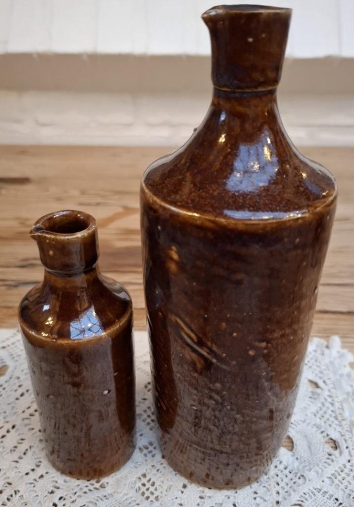 2 Bruine brocante gres flessen met tuitje, Enlèvement ou Envoi