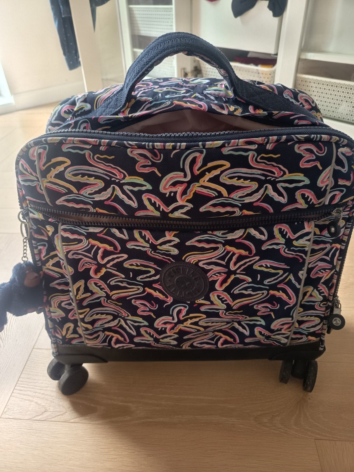 Cartable Kipling à roulettes, Enlèvement