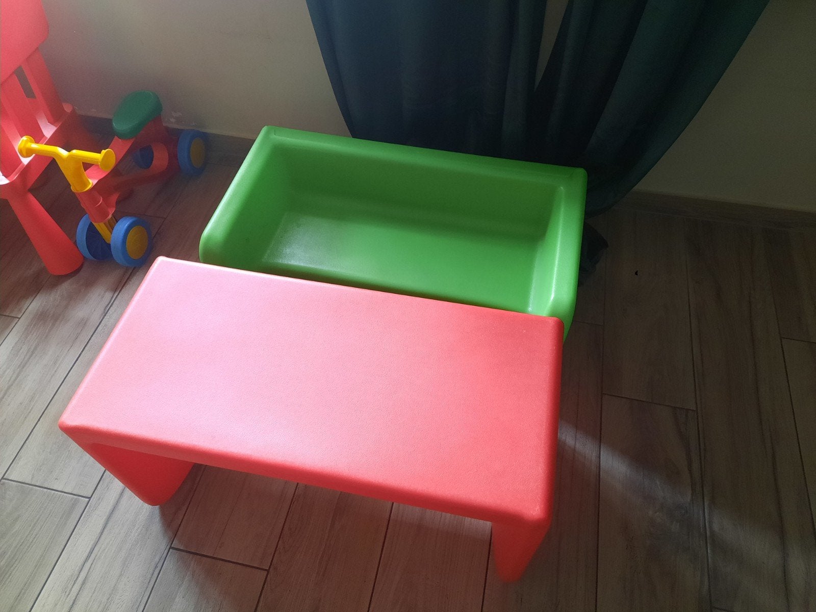 2 bankjes of 2 tafeltjes wesco, Enfants & Bébés, Enlèvement, Table(s)