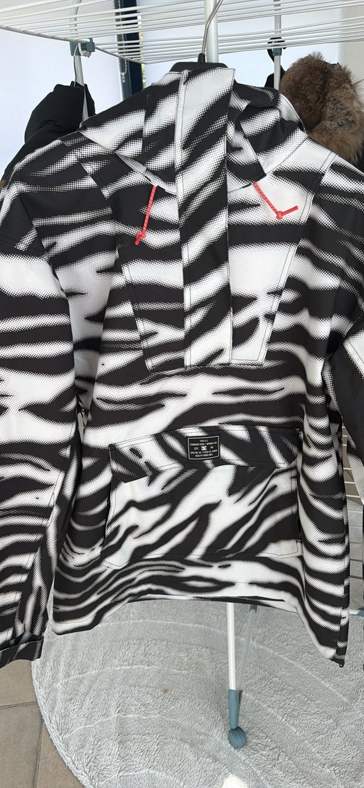 Winterski/snowboardjas DC maat medium nieuw, Kleding | Dames, Jassen | Winter, Ophalen of Verzenden, Nieuw, Maat 38/40 (M), Meerkleurig