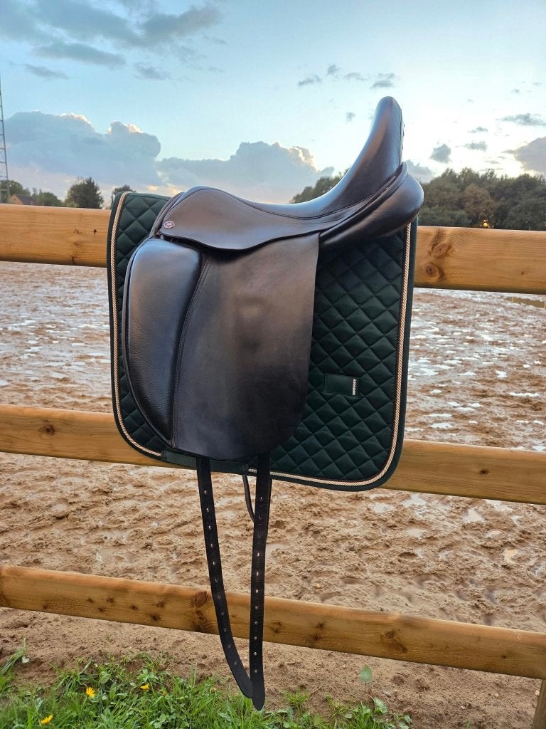 Luxe uitgevoerd Arno Brandt dressuurzadel, Dieren en Toebehoren, Ophalen, L (17.5 inch), Dressuur, Overige merken