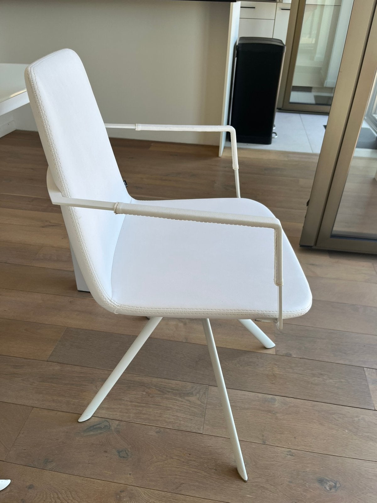 8 designstoelen merk Joli (‘Rafael’), Huis en Inrichting, Ophalen, Gebruikt, Wit, Leer