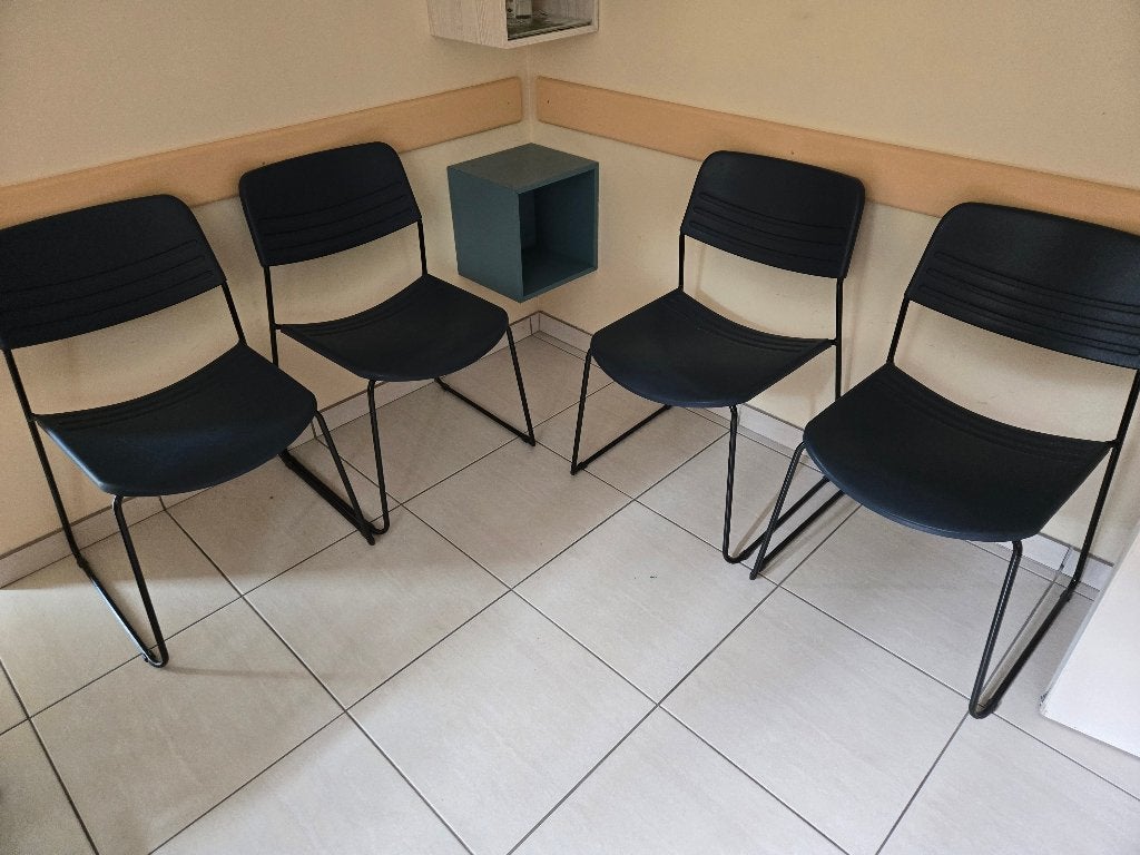 4 chaises coque plastique bon état, Maison & Meubles, Enlèvement, Bleu, Synthétique, Quatre
