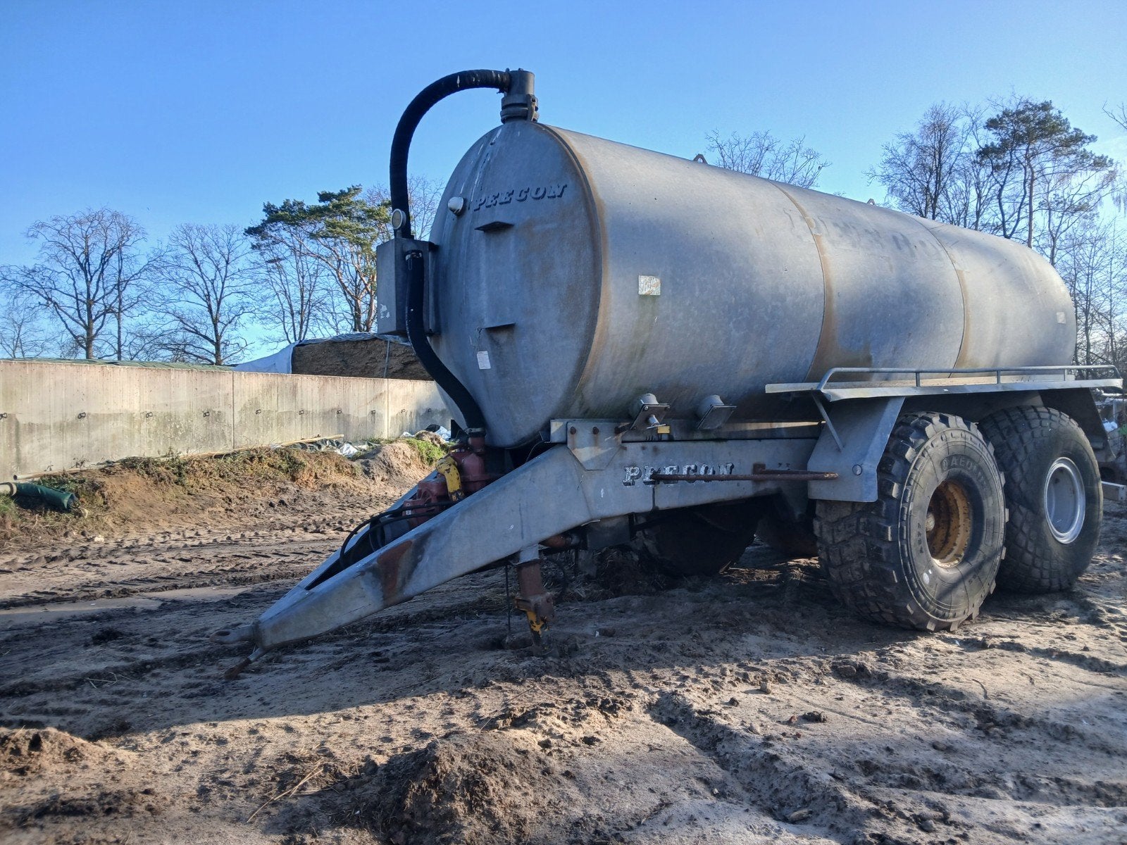 Slurry ton peecon 10000 avec 3 très bons pneus de direction