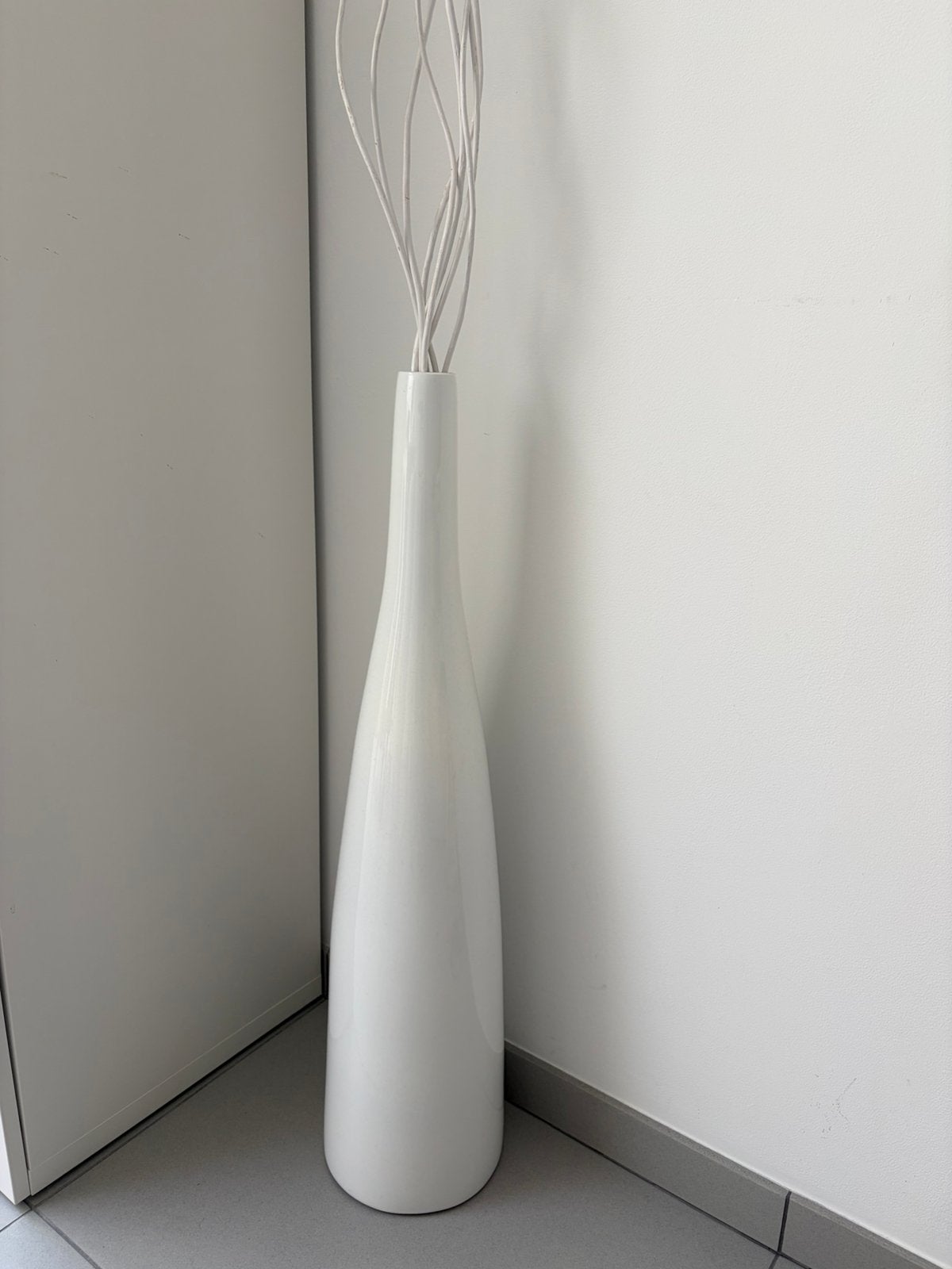 Hoge witte vaas in kunststof, Huis en Inrichting, Ophalen, Kunststof, Wit, Nieuw
