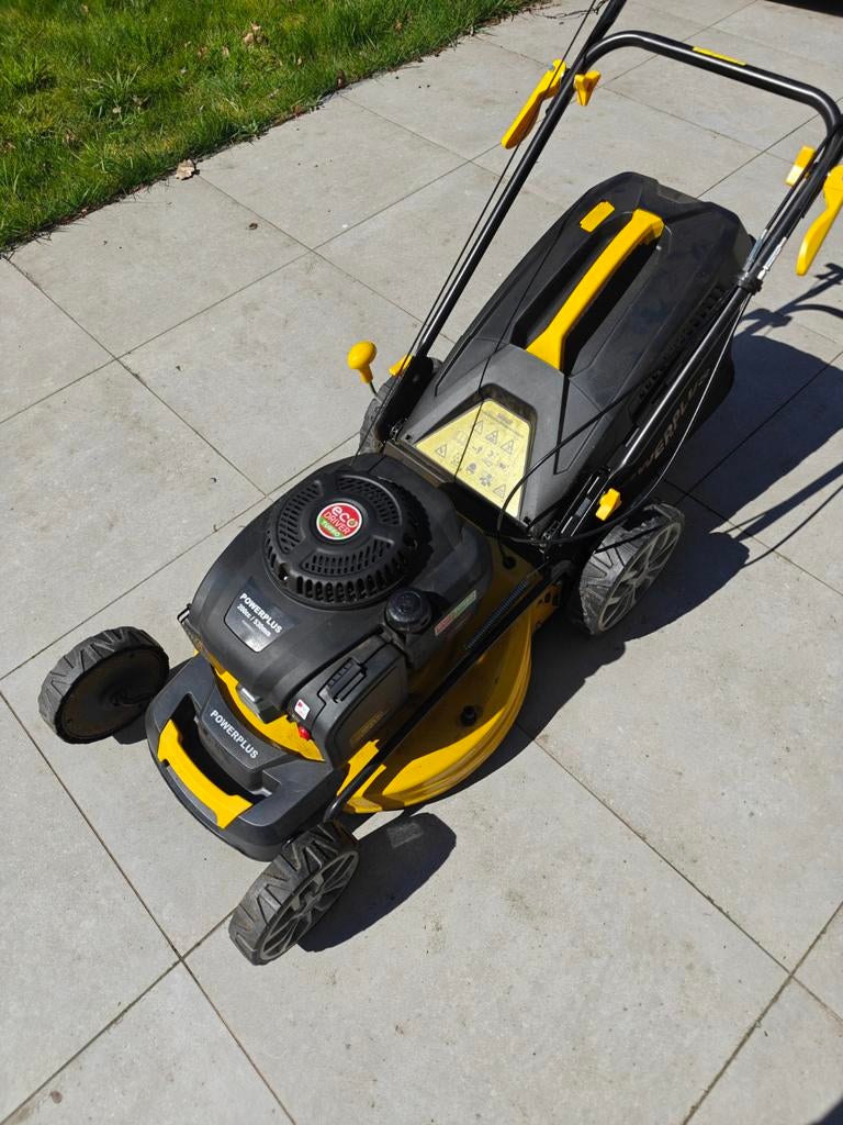 Powerplus zelftrekkende benzine grasmachine 200cc (53 cm), Ophalen, Cirkelmaaier, Zo goed als nieuw, Benzine-grasmaaier