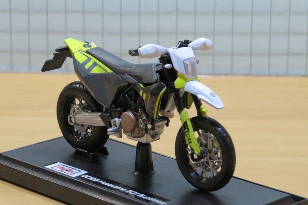 Husqvarna 701 supermoto 1:18 23091, Ophalen of Verzenden, Nieuw, Motor, Maisto