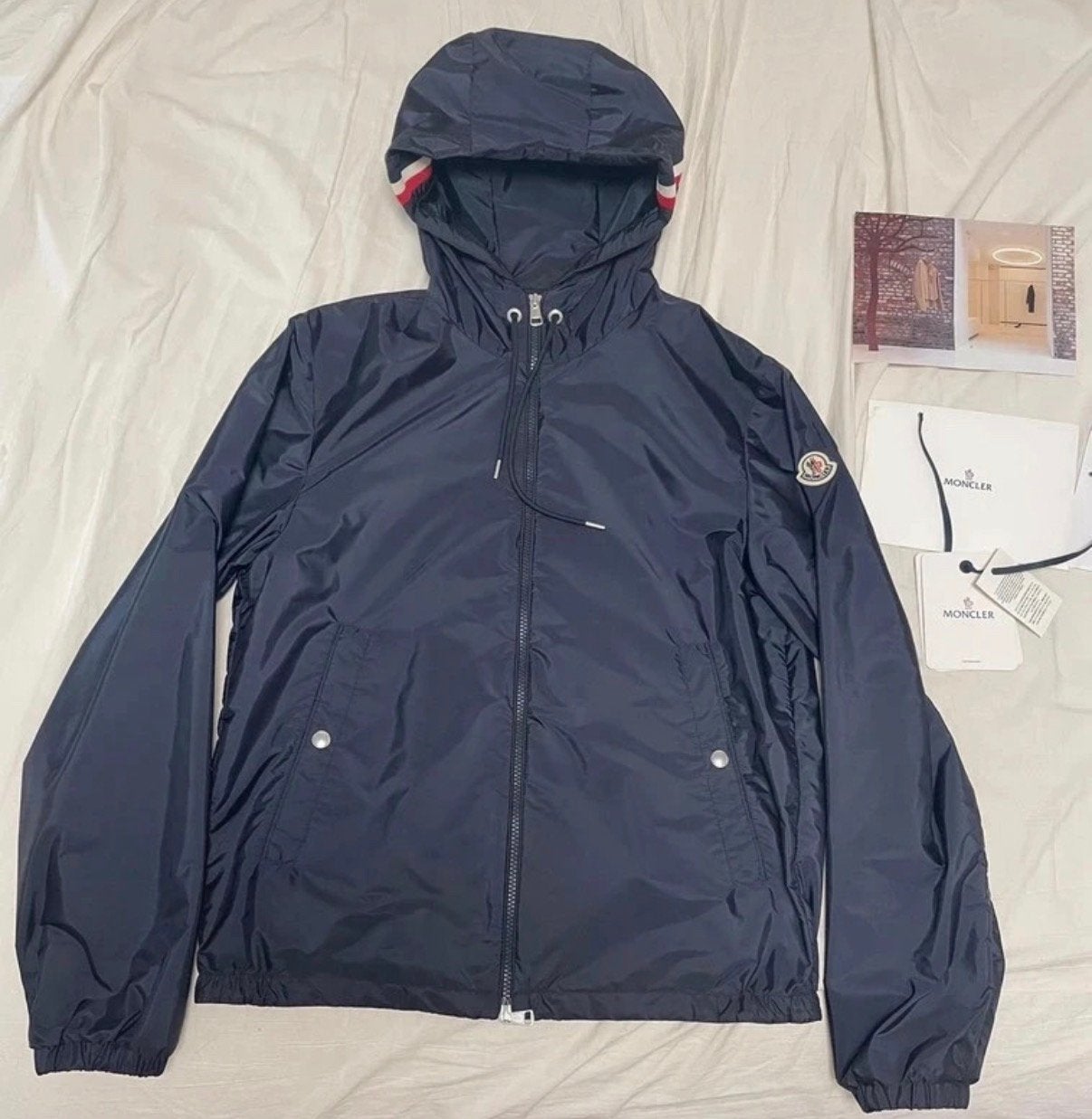 Veste à vent Moncler Navy + scan NFC, Enlèvement ou Envoi, Comme neuf, Taille 48/50 (M), Bleu