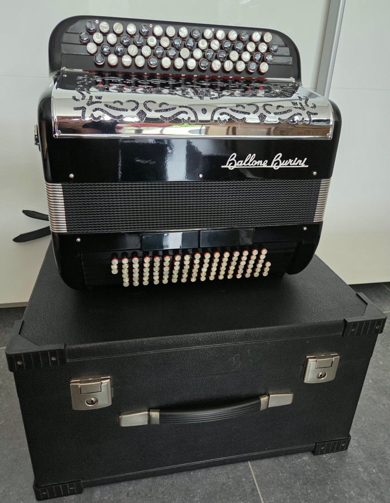 Ballone Burini compact 96 basses belge Do3, Musique & Instruments, Accordéons, Neuf, Avec valise, Enlèvement, Accordéon à boutons
