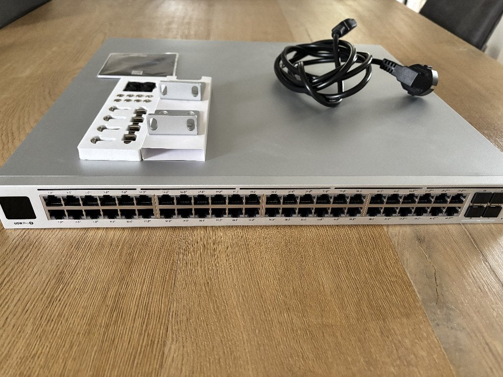 Ubiquiti UniFi USW-Pro-48-POE Gen2, Computers en Software, Netwerk switches, Ophalen of Verzenden, Zo goed als nieuw