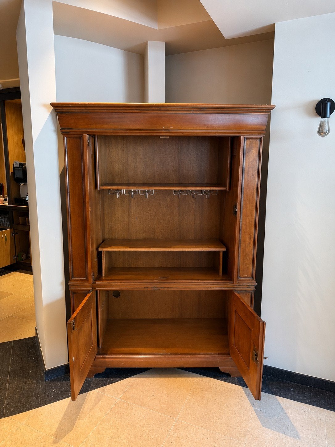 Massief houten buffetkast / horecakast / vintage kast, Huis en Inrichting, Kasten | Secretaires, Ophalen
