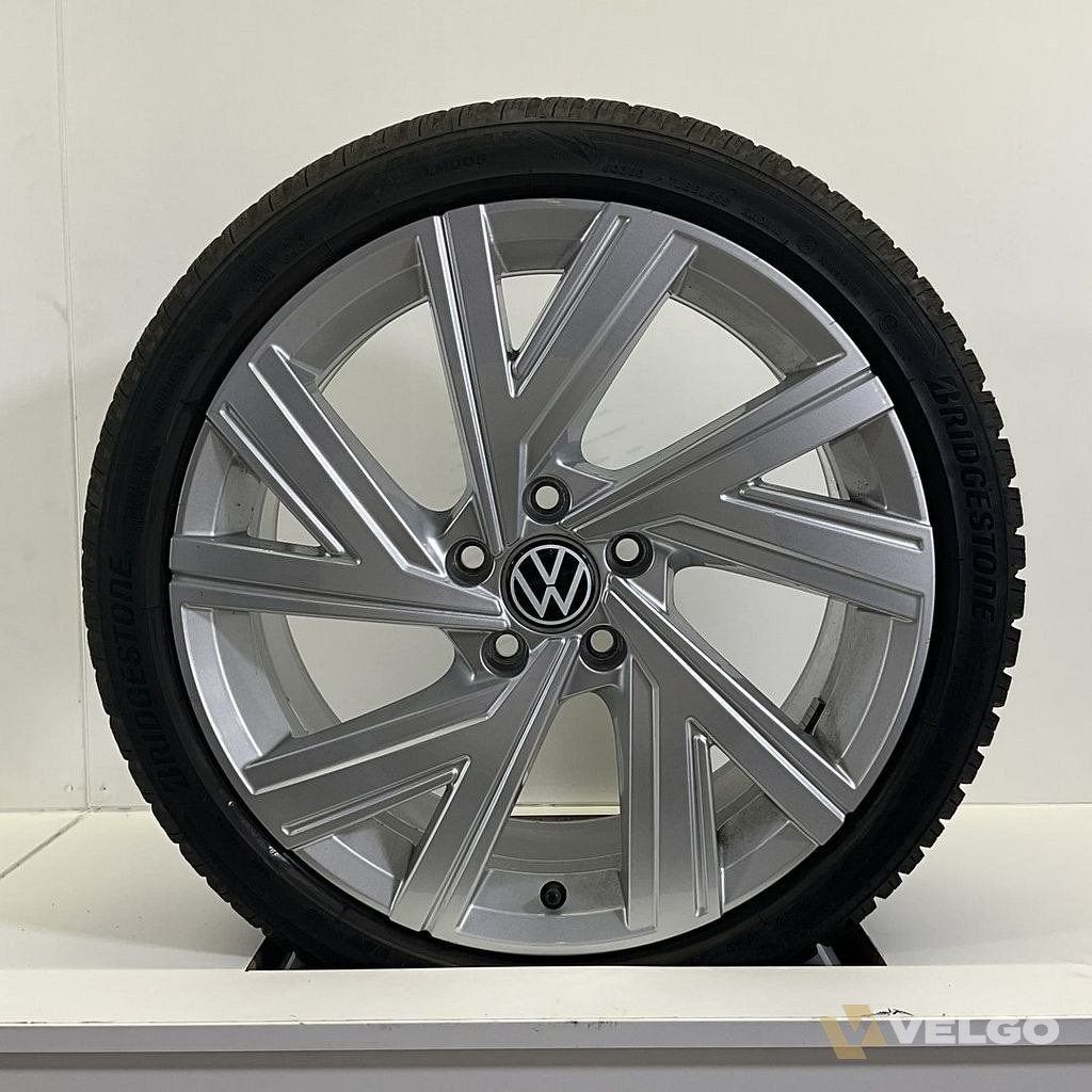 VOLKSWAGEN GOLF 8 VELGEN SET WINTERBANDEN 18 INCH, Autos : Pièces & Accessoires, Pneus et Jantes, Pneus hiver, Véhicule de tourisme