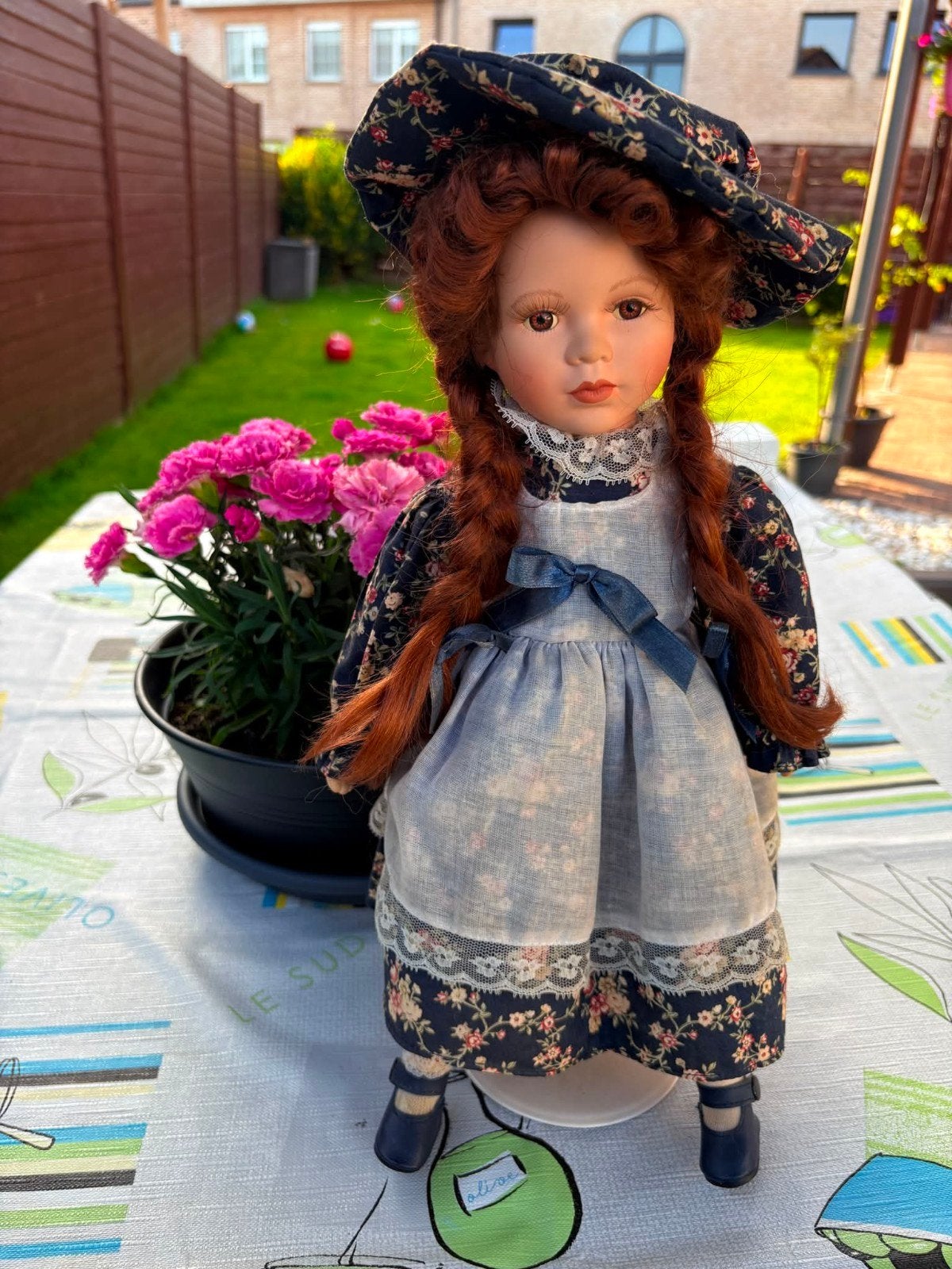Grote porseleinen verzamelpop met rood haar en bloemen, Verzamelen, Poppen, Zo goed als nieuw, Pop, Levensecht of Reborn, Ophalen
