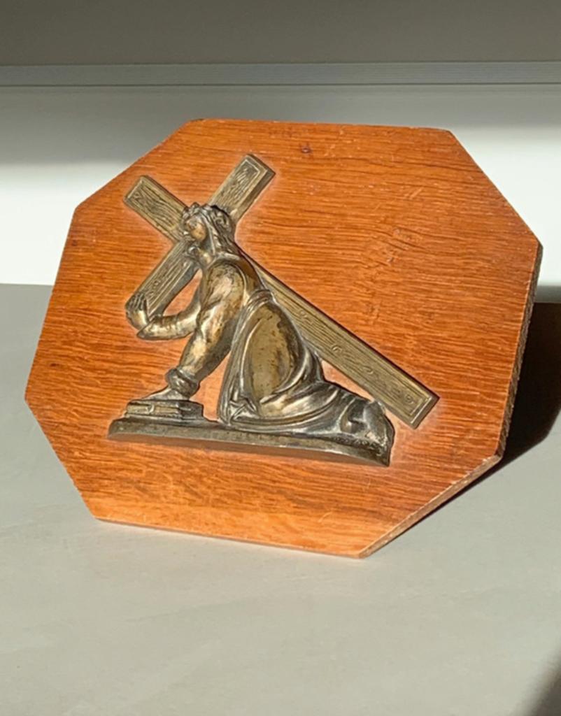 Plaque vintage en métal Jésus le chemin de croix sur bois, Enlèvement ou Envoi, Comme neuf