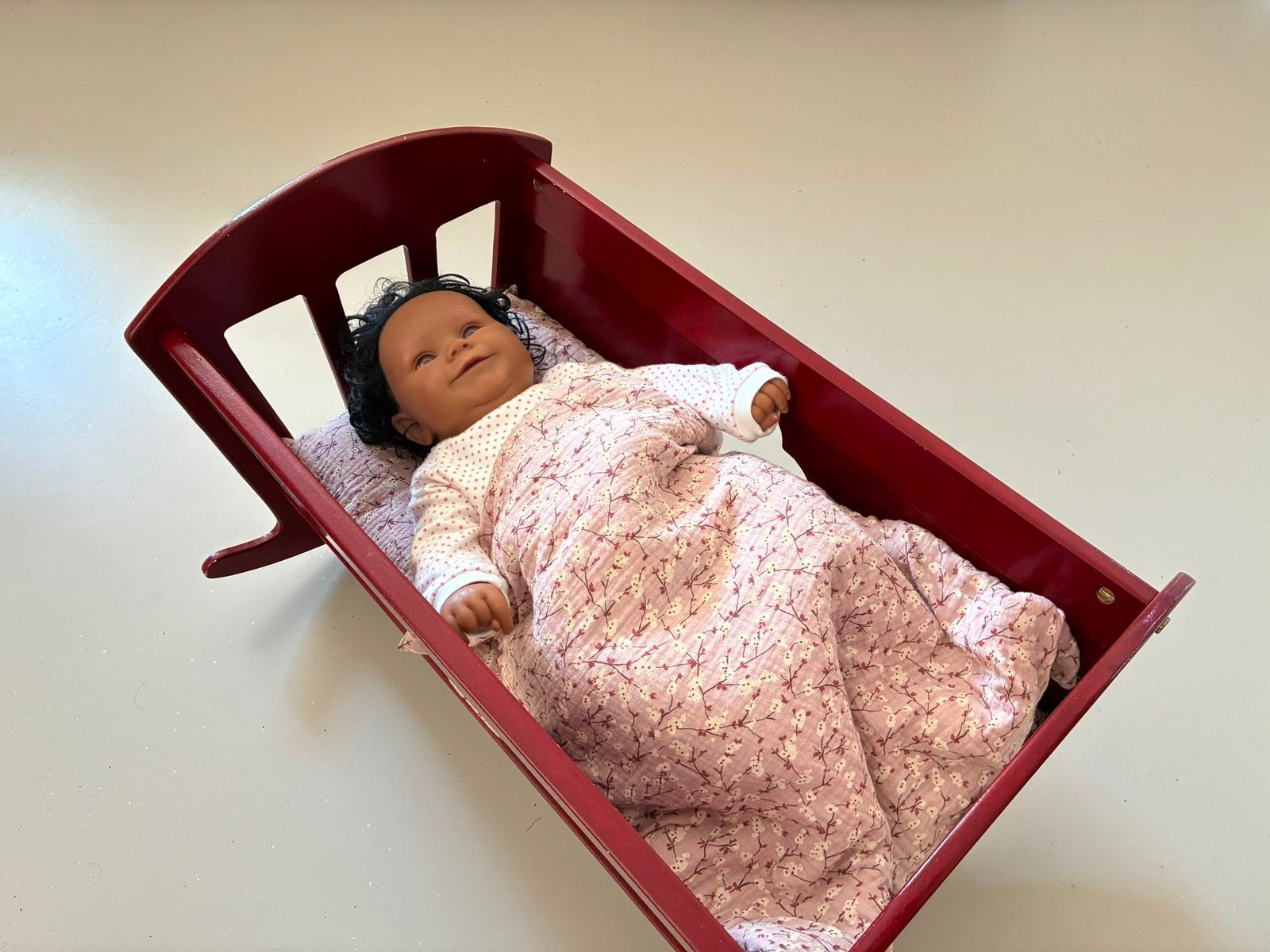 Poppenbed met pop en toebehoren, Ophalen, Zo goed als nieuw