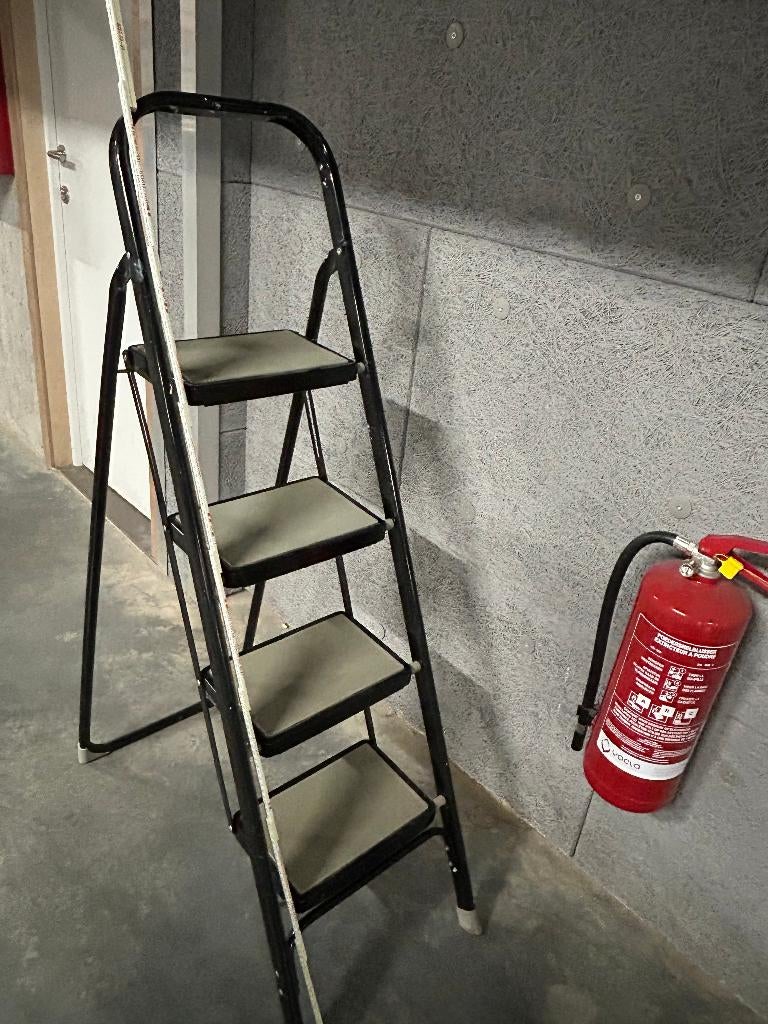 Trapladder met  4 treden, Ophalen, Gebruikt, Ladder, Minder dan 2 meter