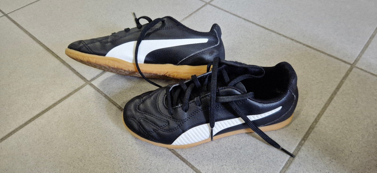 PUMA MONARCH IT indoor zwart maat 34, Kinderen en Baby's, Kinderkleding | Schoenen en Sokken, Ophalen, Puma, Zo goed als nieuw