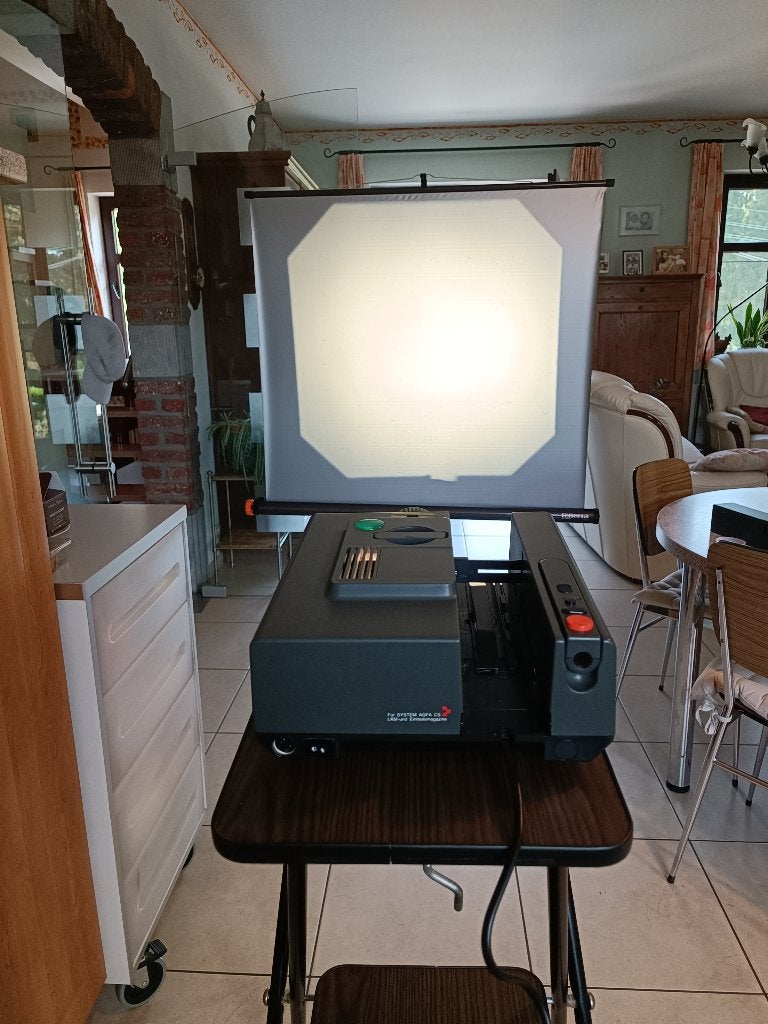 Projecteur pour dias Reflecta, TV, Hi-fi & Vidéo, Enlèvement, Comme neuf, Avec écran